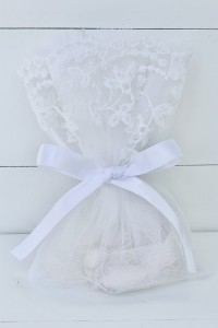 Μπομπονιέρα γάμου πουγκί από τούλι κεντημένο 