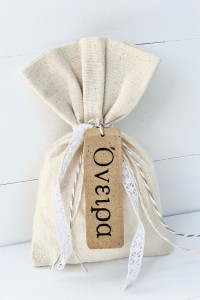 Wedding favor pouch with wooden label with wish