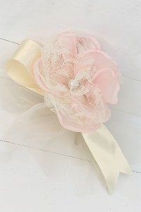 Μπομπονιέρα γάμου τούλι με χειροποίητο λουλούδι παιώνια από δαντέλα