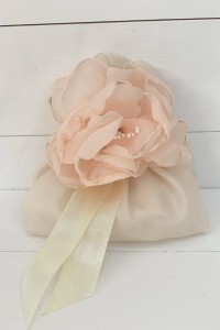 Μπομπονιέρα γάμου μαντίλι-πουγκί με χειροποίητο λουλούδι παιώνια