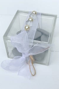 Μπομπονιέρα γάμου κουτί plexi glass με χάντρες και πέρλες
