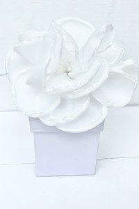 Μπομπονιέρα γάμου κουτί με χειροποίητο λουλούδι