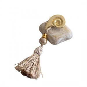 Favor pebble with snail seashell
